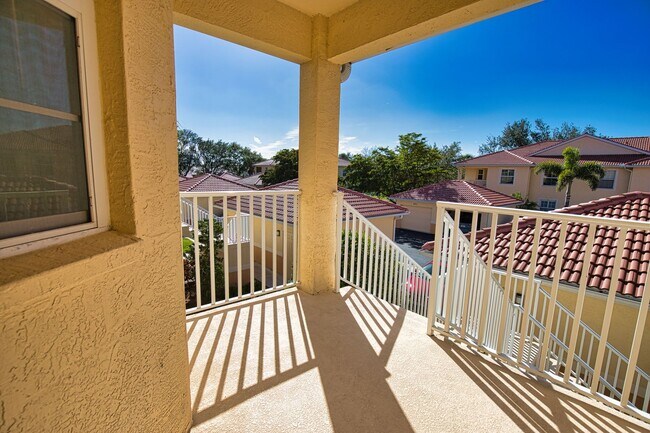Foto del edificio - Annual Unfurnished 2 Bedroom 2 Bathroom Second Floor Condo in Casa Del Lago!