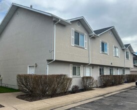 Building Photo - 12 Fairway Ln