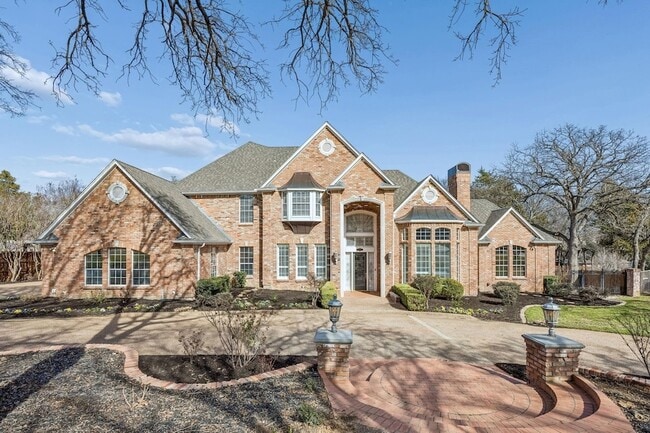 Building Photo - 2900 Creekview Dr