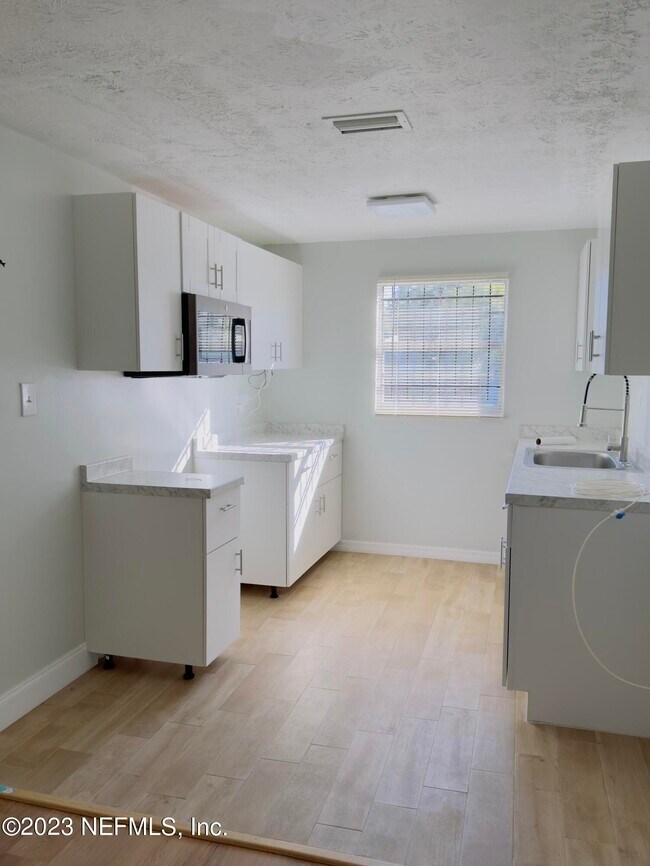Building Photo - 9726 Aberdare Ave W