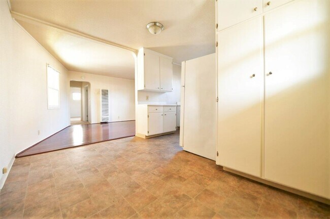 Foto del edificio - 2233-2235 Woolsey St