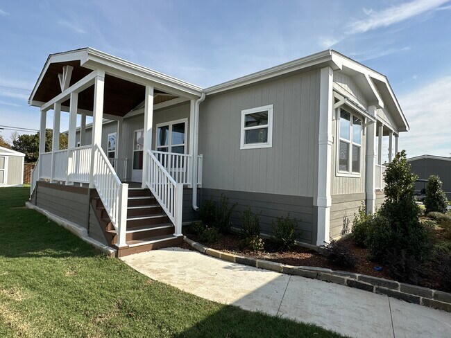 Building Photo - 305 Diamond Dr
