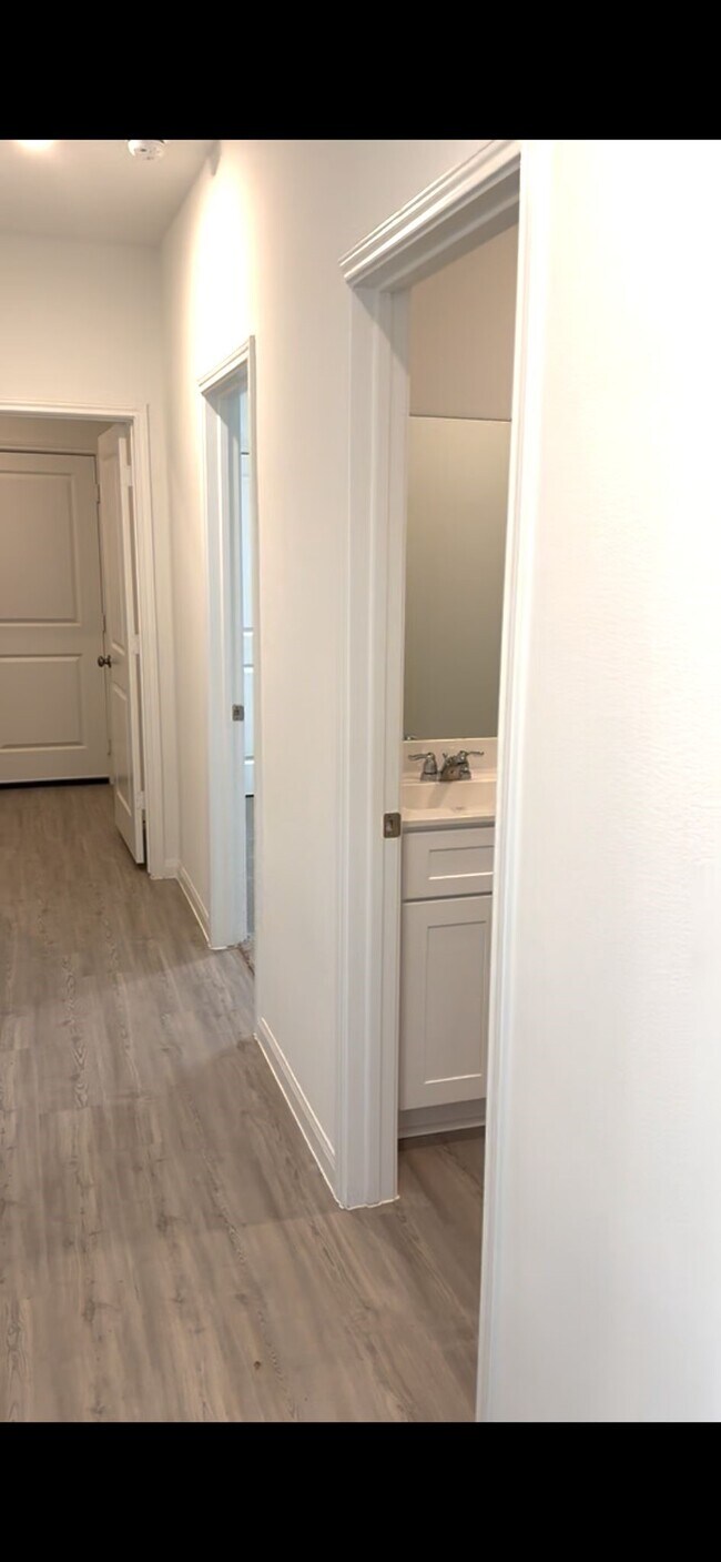 Building Photo - 26073 Hampshire Dr