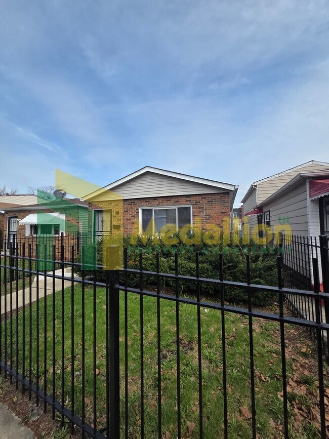 Foto del edificio - Updated 4-Bedroom Home with Finished Basement and Fenced Yard