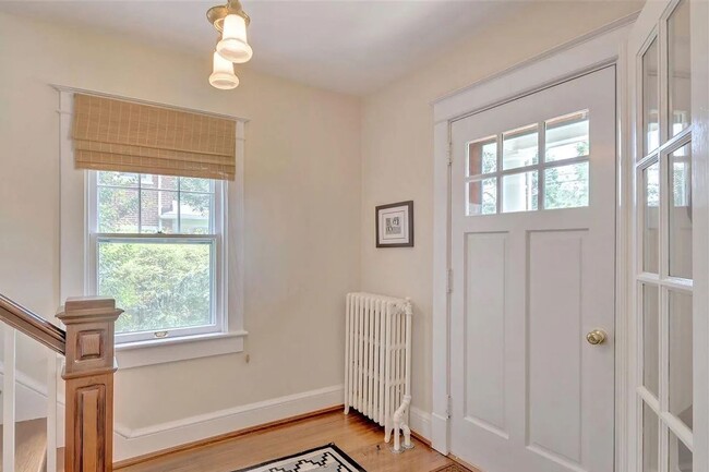 Building Photo - Charming & Pet-Friendly Downtown Gem