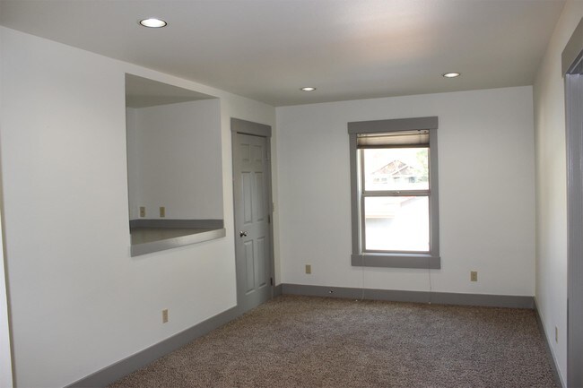 Building Photo - 1434 NW Ithaca Ave