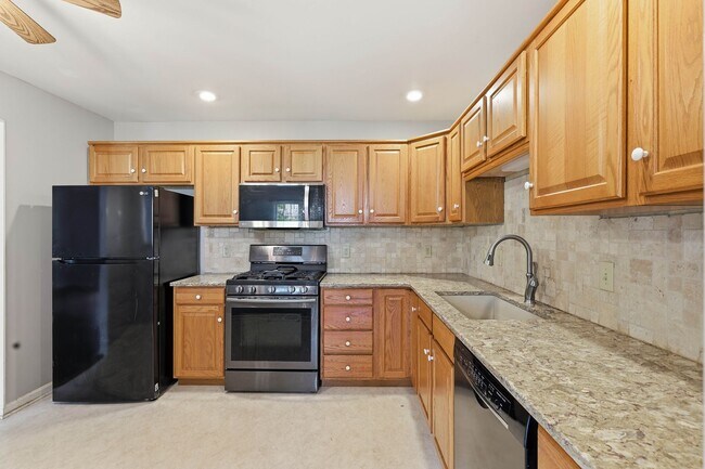 Foto del edificio - 472 Hillside Dr
