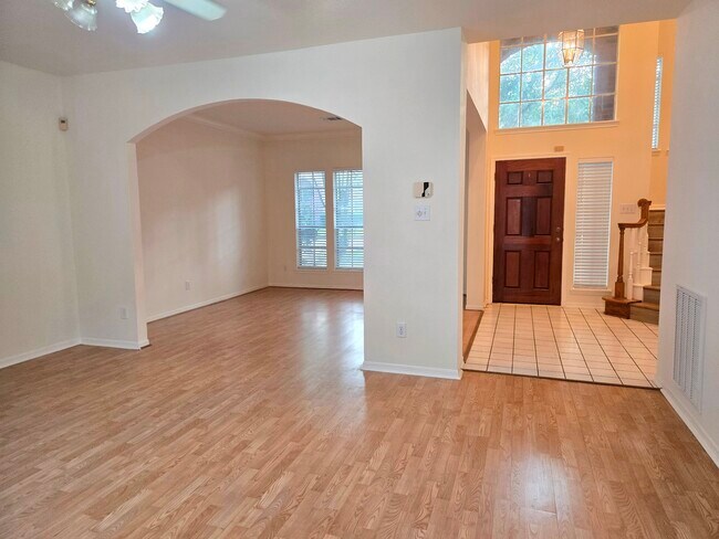 Building Photo - 1611 Monvale Ln