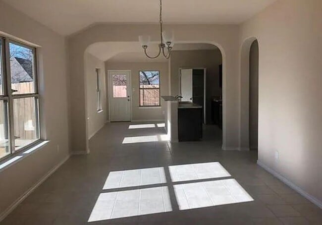 Building Photo - Spacious 3 bedroom, 2 bath available!