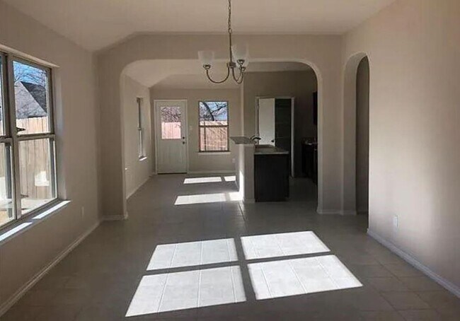 Foto del edificio - Spacious 3 bedroom, 2 bath available!