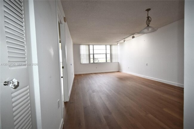 Building Photo - 1100 St Charles Pl