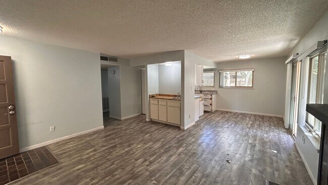 Building Photo - 3701 Colonial Dr