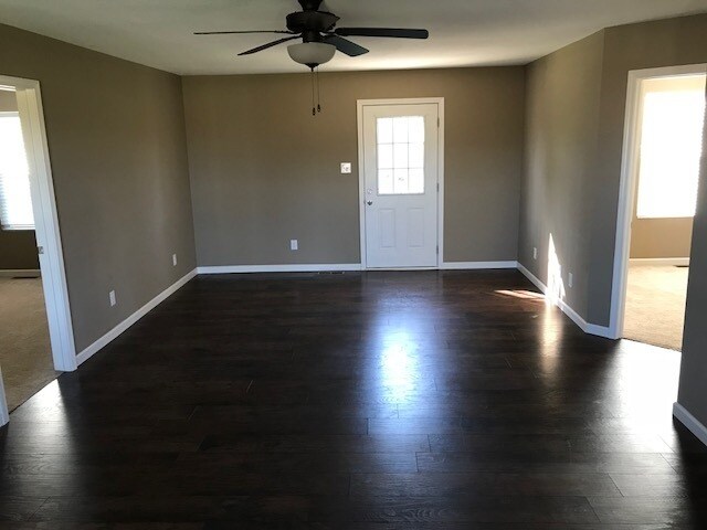 Building Photo - Alcoa, 3 bedroom home with 1-car garage - ...
