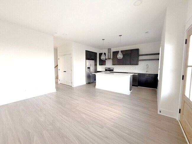 Foto del edificio - Modern 3-Bedroom Home with Flex Room, Pool, and Pickleball Court