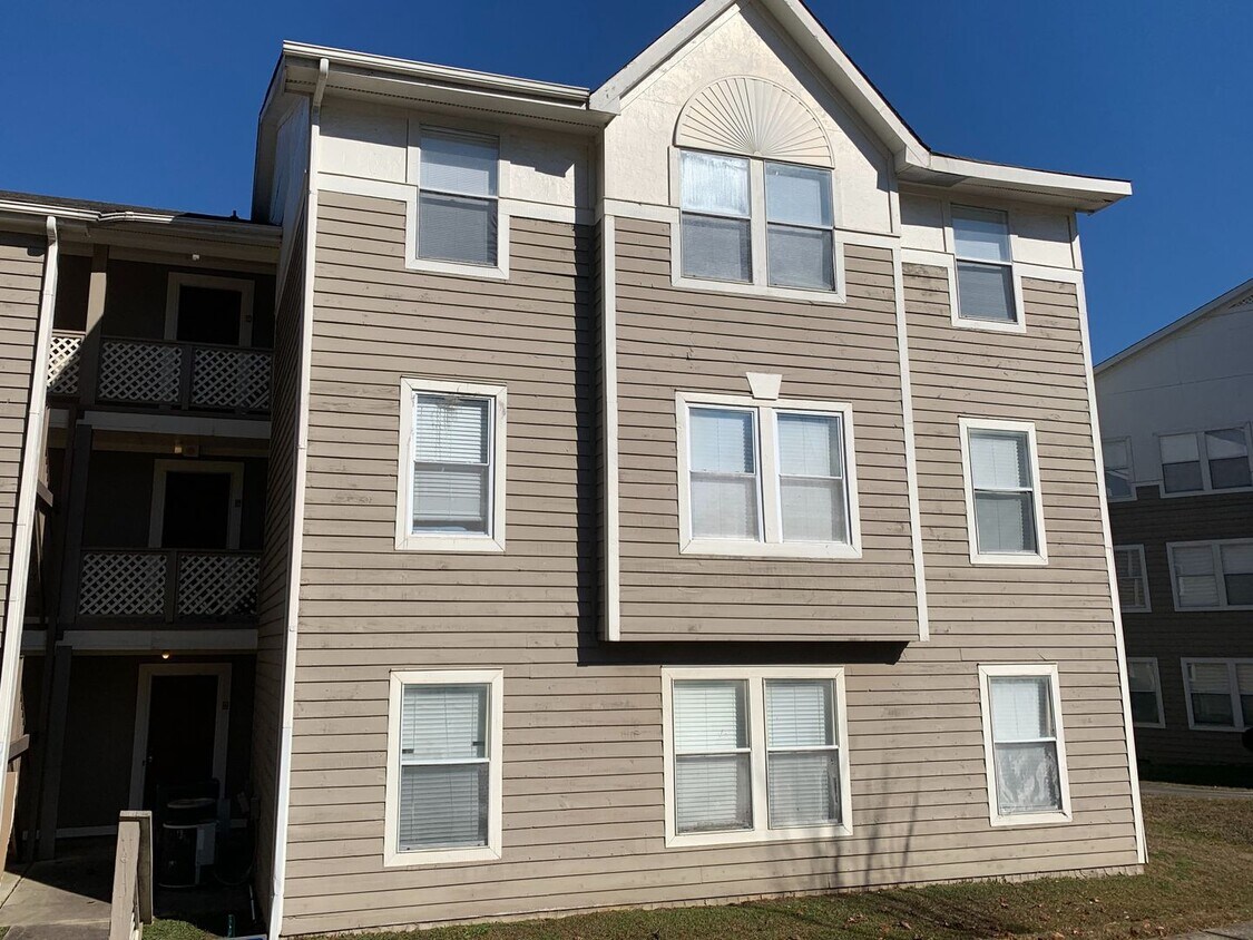 Foto principal - 1014-4 Woodcreek Drive~Fayetteville NC