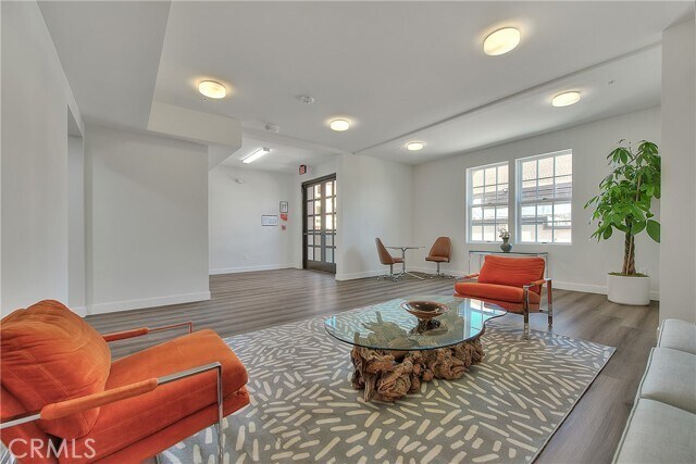 Foto del edificio - 501 W Foothill Blvd