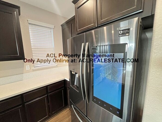 Foto del edificio - Spacious 5 Bedroom Brentwood Home With Solar Tesla Powerwall And Prime Walkable Location