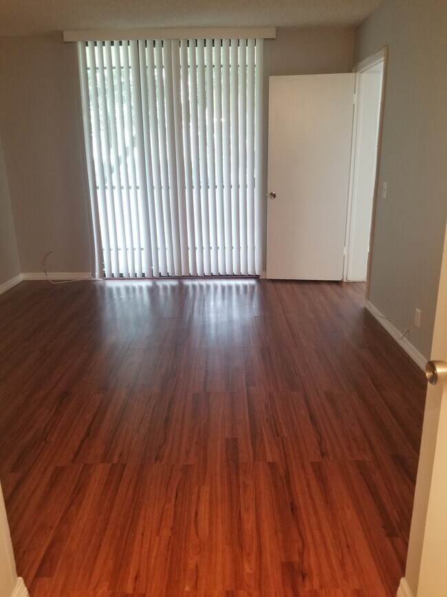 Foto del edificio - ONE BEDROOM ONE BATHROOM! WATERFRONT COMMU...