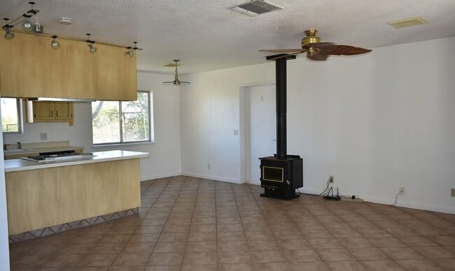 Building Photo - 3Bed, 2Bath **ON 2.5 ACRES!** Internet Paid.