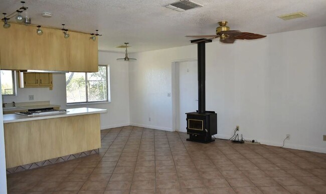 Foto del edificio - 3Bed, 2Bath **ON 2.5 ACRES!** Internet Paid.