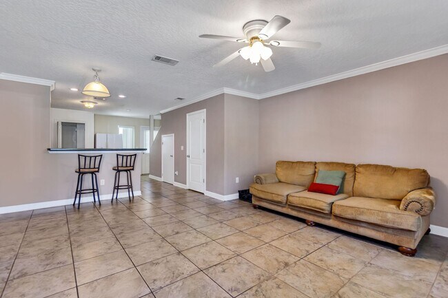 Building Photo - Brick 2 Bed 2.5 Bath END UNIT Townhome in ...