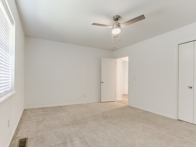 Building Photo - 3004 Kent Dr
