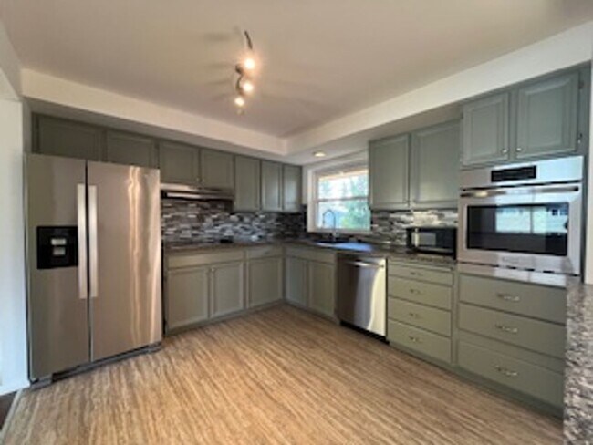 Foto del edificio - Completely Refreshed 4-Bedroom Shoreline Home