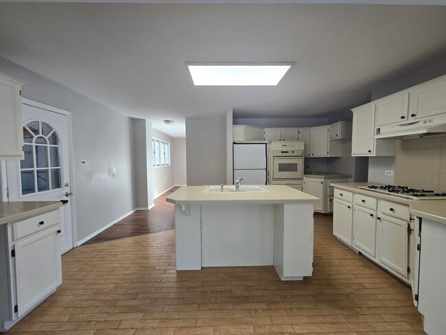 Building Photo - 25151 W Lincoln Dr