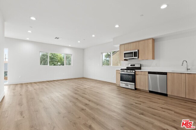 Foto del edificio - 6941 Simpson Ave