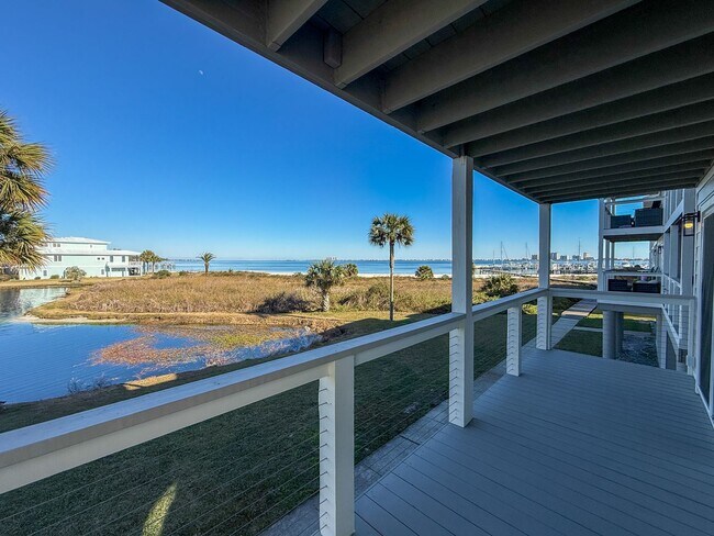 Foto del edificio - Completely renovated 2 bedroom 2 bath waterfront condo for rent near Pensacola Beach!