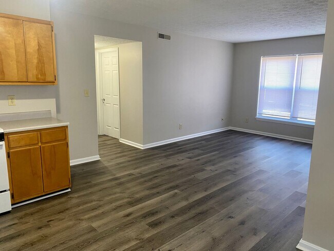 Foto del edificio - Second floor two bedroom apartment in Port...