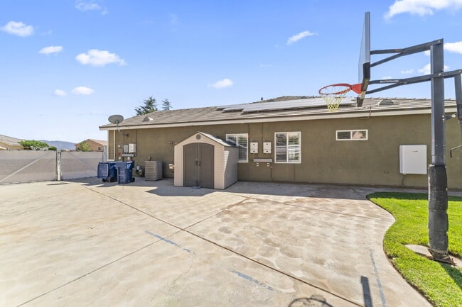 Building Photo - "Spacious Ranch Style 4-Bedroom Oasis with...