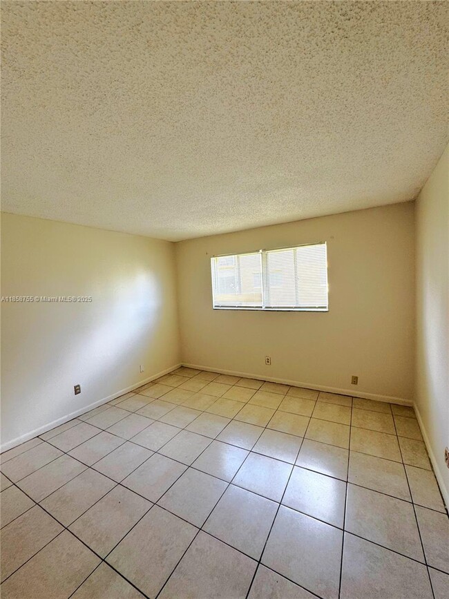 Building Photo - 933 W Jasmine Dr