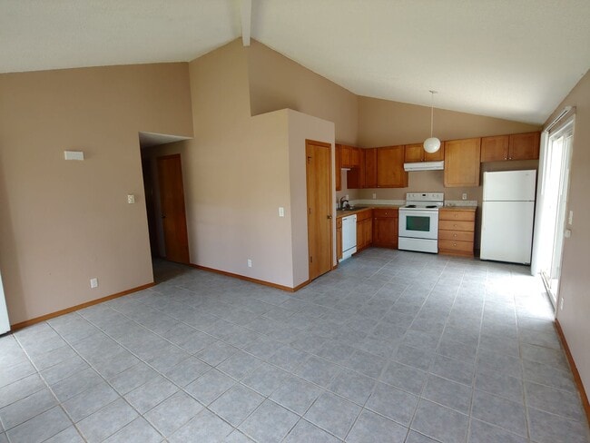 Building Photo - 2 Bed 1 Bath Duplex in Happy Valley!