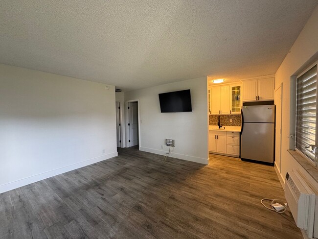 Building Photo - AVAILABLE JANUARY 1-2025-UNFURNISHED One B...