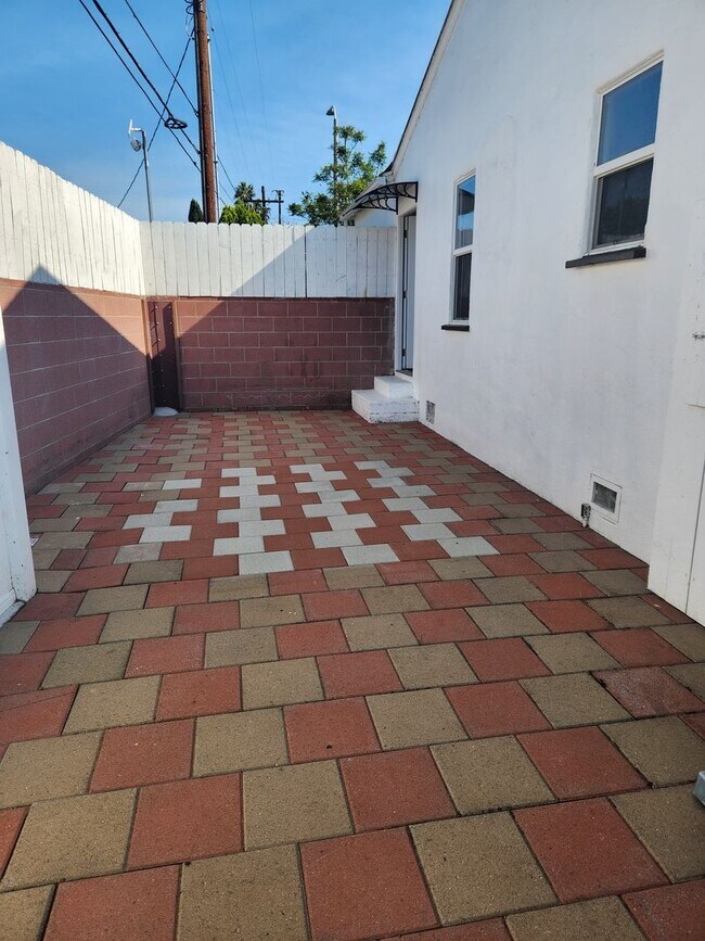 Foto del edificio - Miracle Mile 3bed/2 bath House with two Gated Yards for Lease!