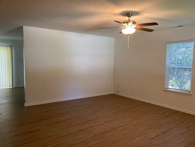 Building Photo - 3 Bedroom 2 Bath House on Dixie Ave. Avail...