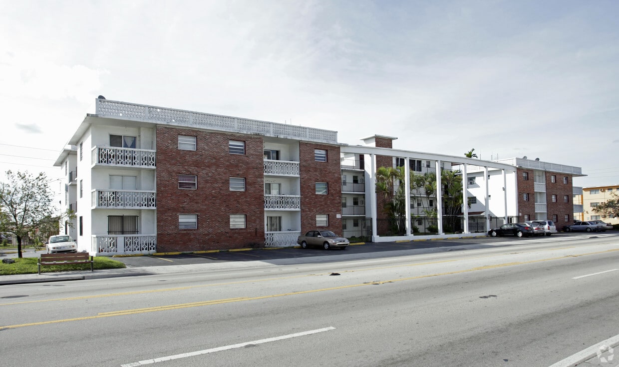 6270 W Flager St - 6270 W Flagler St