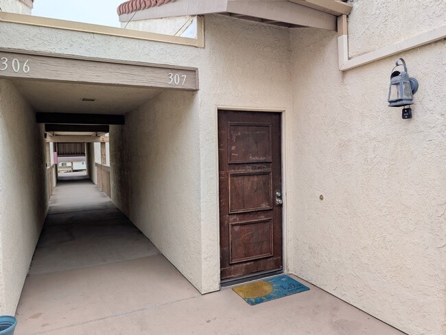 Building Photo - 4852 Cabana Dr