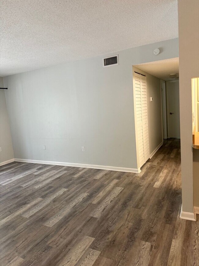 Foto del edificio - 1372 Pine Ridge Cir E