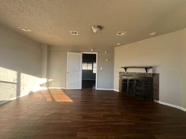 Foto del edificio - Beautiful 4-Bedroom Home Available!