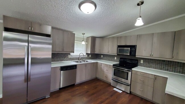 Building Photo - Spacious, Newly Renovated 3 Bed, 2 Bath Home