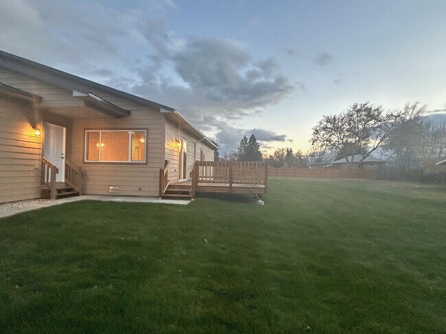 Foto del edificio - Beautiful 3 bed, 2 bath Hamilton home