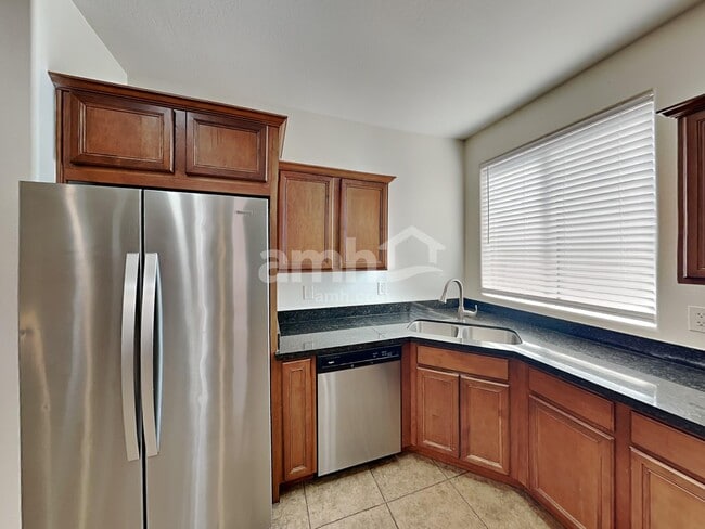 Foto del edificio - 3282 E Oakland St