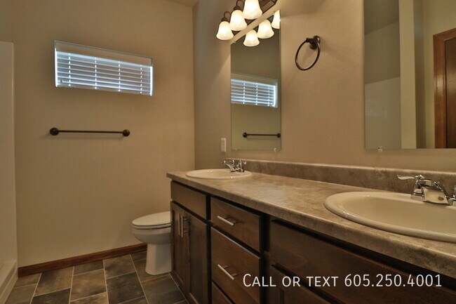 Building Photo - 3 Bed 2 Bath Townhome in Southwest Sioux F...