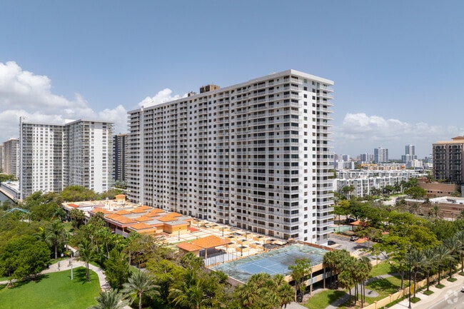 Building Photo - Winston Towers 600