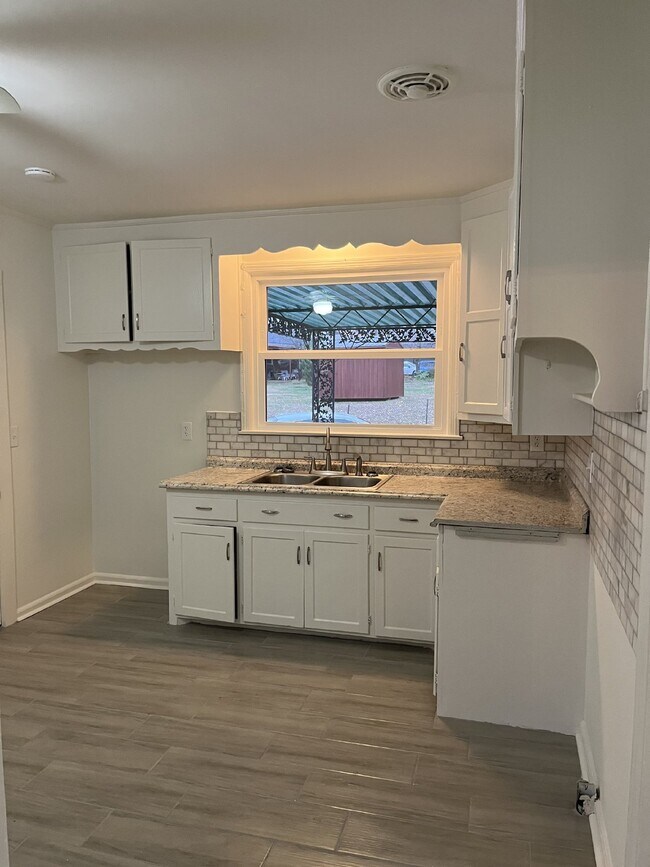 Building Photo - ONE LEVEL BRICK 2 BEDROOMS 1 BATH  GREAT L...