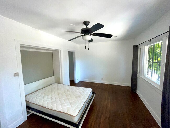 Building Photo - 402 Micheltorena St