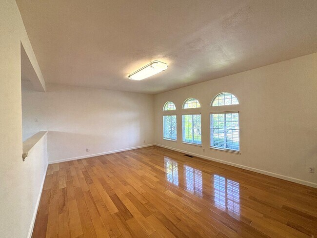 Foto del edificio - Beautiful 4 bedroom, 3 bathroom two-story home for rent in the highly desirable Mission San Jose ...