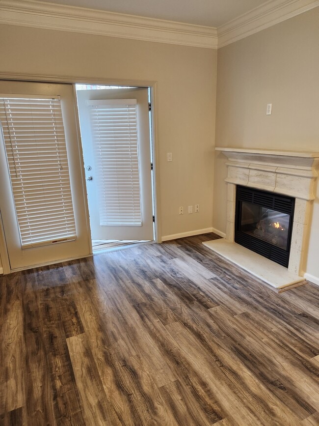 Foto del edificio - 5559 glenridge dr,